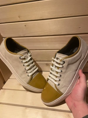 Lanvin cap toes  - Hej säljer dessa beigea lanvins i storlek 9. Tillbehör tillkommer ej. Hör av dig vid frågor