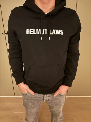 Helmut Lang hoodie - Säljer denna snygga Helmut Lang hoodie, väldigt bra skick inga defekter, storlek M, priset går att diskutera vid snabb affär