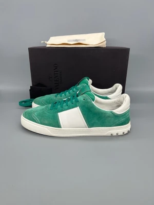 Valentino Flycrew Skor Mint Grön - • The shoes have been gently used and are in very good condition  • Size: 45 (fits 45.5–46)  • Color: Mint Green  • Retail price: ~5000 SEK (no longer being produced)  • Box, dustbag, valentino card & new laces included