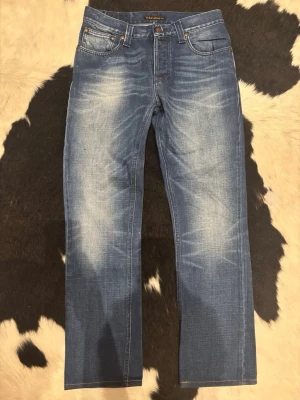 Nudie Grim Tim Jeans - Tja, säljer dessa otroligt feta Nudie Grim Tim Jeansen med sjuka fades och schyssta Honey Combs.| Byxorna är i väldigt bra skick.| Storleken på jeansen är W32 och L32 (har kortats ner till L32 av proffesionella, dubbelkolla gärna måtten på de sista bilderna.| Bara att höra av er vid frågor eller funderingar.|