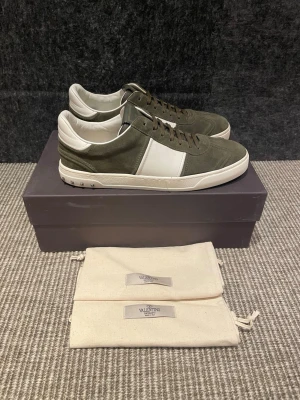 Valentino flycrew skor  - Hej, säljer nu dessa svin snygga lanvin skor. Skorna är i grymt skick!  Begränsat antal boxar och dustbag. Hör av dig vid frågor. 