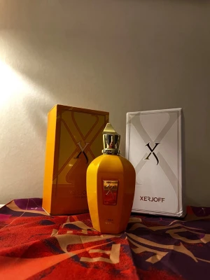 Xerjoff Erba Gold  - Säljer en xerjoff Erba Gold, endast ett par spray använda. Jag säljer den för att jag aldrig riktigt fastnade för doften. Det är däremot mycket skador på kartongerna och plasten på insidan är sprucken, har tejpat igen sprickor på plasten. Men själva parfymen och scarfen är helt oskadd. Det är ca 90ml kvar i den. Vid frågor eller om ni funderar över något vänligen kontakta mig så ska jag göra vad jag kan😊