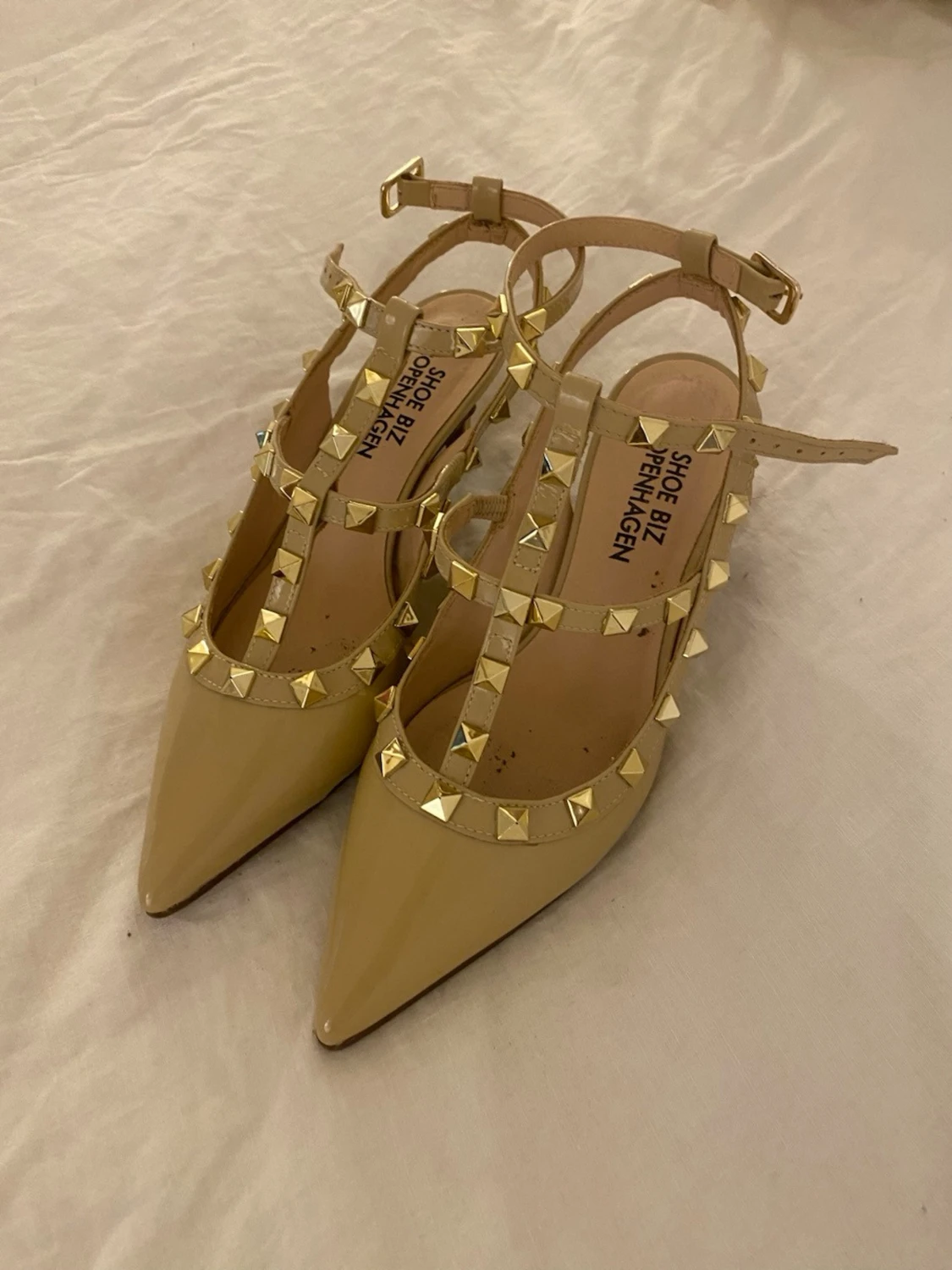 Beige pumps med nitar Shoe Biz