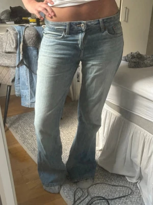 Jeans - Lågmidjade jeans, lite slitna ner till som man kan se på bild 3 men annars toppenskick! Midjemått: 42cm och Innerbenslängden: 80cm