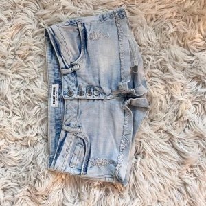 J1 Superlågmidjade jeanshorts  - Midja ca 37 + stretch Grenhöjd ca 15,5 cm