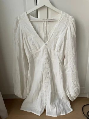 Vit klänning  - Köpte till skolavslutningen förra året, men använde aldrig pga att den var för stor