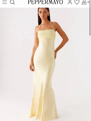 Peppermayo klänning - Snygg balklänning från peppermayo i siden!! Aldrig använd, helt nyskick! Jag är 177 och klänningen går helas vägen ner till marken. 