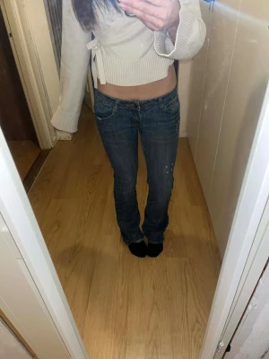 Mörkblå bootcut jeans - Mörkblåa jeans från secondhand butik i Thailand. Är i bra skick, står ingen storlek. Märket är från Urban behavior jeans. Jag är 165cm lång. Skriv om du har frågor.