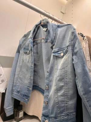 Ljusblå jeansjacka  - As snygg jeansjacka från HM i storlek 152. Använd fåtal gånger! Jättefin till sommaren!