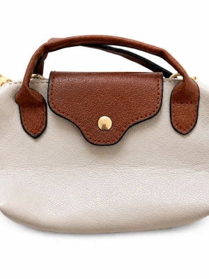 Beige och brun necessär med guldknapp - Snygg necessär i beige och brunt konstläder med guldknapp framtill. Väskan har två korta handtag och en klassisk, stilren design. Perfekt för dig som gillar en enkel men trendig look. Den är rätt liten och är inte något man skulle gå ut med på en kväll. 