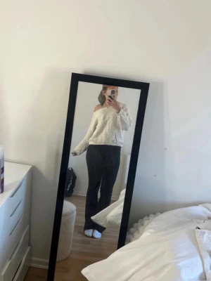 Off shoulder stickad tröja ljusbeige - Fin och gullig off shoulder tröja