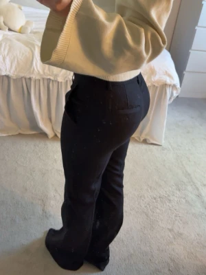 Svarta lågmidjade kostymbyxor bootcut - Använda två gånger och nypris var 400kr❣️