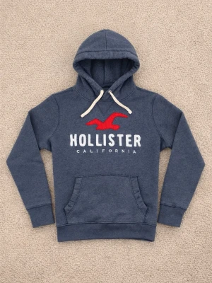 Hollister Hoodie - Vintage Hollister Hoodie - Tröjan är i utmärkt skick utan defekter - Storlek: M men sitter närmare S - Pris: 399kr  - Först till Kvarn! 