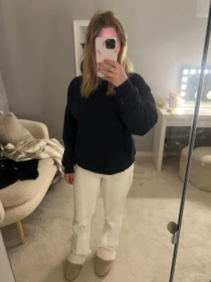Vit/Beige jeans  - Superfina raka jeans från ginatricot, storlek 34 och midwaist. Är tyvärr för små för mig så de är i väldigt bra skick då de endast är använda en gång! 