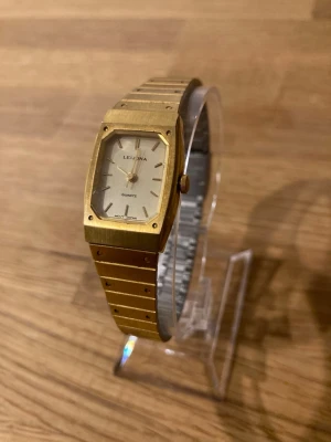 Leijona Gold Quartz Damklocka 18mm - Säljer en snygg stilren damklocka från Leijona i nyskick enligt bilder. Går bra med fungerande batteri, originalarmband i stål,,vattentät, osv.  Nypris: 500 SEK Mitt pris: 189 SEK  Skickas alltid snabbt och spårbart. Skriv vid frågor och se gärna mina andra annonser!   GRATIS: För återkommande kunder erbjuder jag personlig experthjälp för dig att göra nya fynd (nytt & begagnat). Fråga för mer info!
