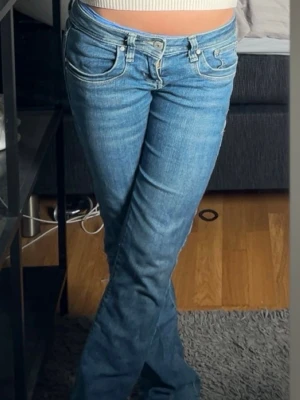 LTB jeans  - Super fina LTB jeans i strl 25/32(xs)  Jag är ca 158 cm lång,och de är lite för långa för mig men går fof att använda men som därav lett till slitage nere vid kanten(se bild) Annars är de i fint skick,såklart rätt använda men fof i väldigt fint skick. De är även väldigt low waits !!🩷modellen valerie.