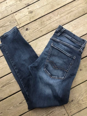 Replay Anbass - Säljer ett par riktigt snygga Replay anbass. Storleken på jeansen är W31, L32. Passar XS/S/M. Perfekta till vardagslooken och passar till det mesta. Säljs för 199kr pga att jag inte får användning av dem och nypris är 1500-1800kr!☺️