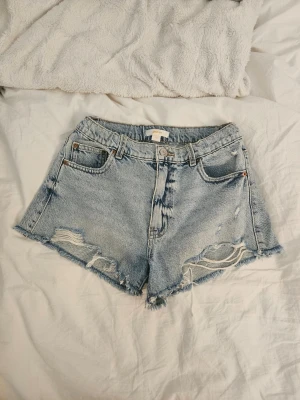 Ljusa denimshorts från Gina Tricot - Säljer ett par blå jeansshorts från Gina Tricot i storlek 158. Shortsen är använda men välskötta, inga hål eller fläckar. Klassisk jeansshorts modell som passar till allt! Snygga och kan stylas på flera olika sätt till sommaren! Nypris runt 200 kr! 💓