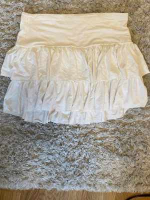 Volang kjol - Säljer denna fina volang kjol. Då den inte kommer till andvänding. Jag har knappt andvänt den orginal pris: 249kr. 💕