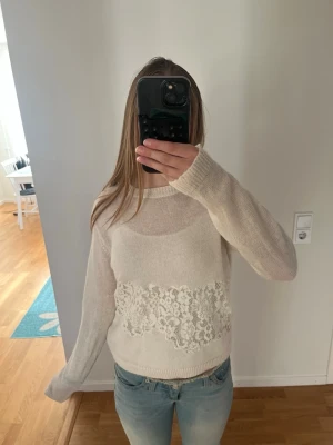 Vit stickad tröja med spets från Zara - Jätte fin stickad tröja från Zara i storlek M men jag som är S tycker den sitter jätte bra. Köpt för 300-350. Säljer för 199kr då den är i bra skick och är väldigt trendig. Säljer över på plick (jonna.a34) skriv vid frågor💋