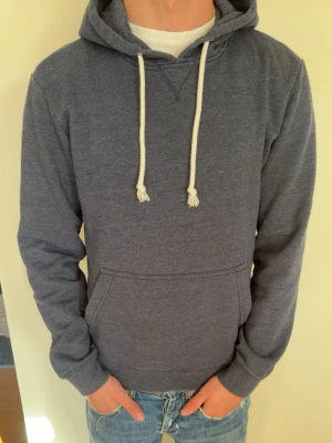Mörkblå hoodie från pier one  - Tja! Säljer nu denna feta hoodie från pier one  Riktigt stilren och passar perfekt till både vardag och sommaroutfits. Funkar till allt och sitter riktigt bra.  Skick: 8/10 Pris: 299kr (kan diskuteras vid snabb affär 💸)