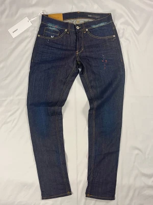 Dondup George Skinny Fit – W32 – Premium Denim – Helt ny - Färg: Mörkblå | Modell: George | Storlek: W32 | Skick: 10/10 | Skinny fit jeans 