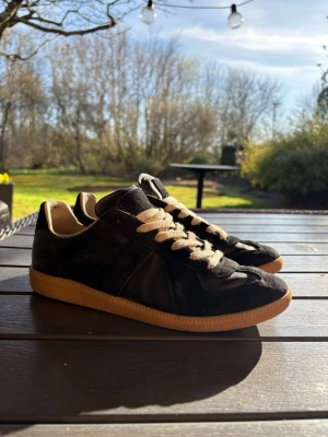Maison Margiela skor - Säljer ett par Maison Margiela GATS som är i sjukt bra skick💯 Skick 8/10, tecken på användning men är försiktigt använda😊 Självklart äkta!! Tveka inte med att fråga🙋‍♂️