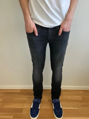 Dondup George Jeans - Tja, säljer dessa tvärfeta dondup George jeans i mycket fint skick med inga defekter! Nypris cirka 4000kr, säljs för endast 449kr! Hör av er vid fler frågor🤝