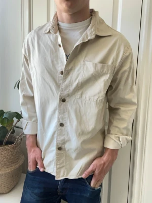 Selected overshirt  - Selected overshirt - stor på modellen. Inga defekter! Modellen  i bilderna är 180 cm 75 kg och bär Storlek M , Kom med frågor! 🌟 (Kan gå ned i pris vid köp av paket 😉) 