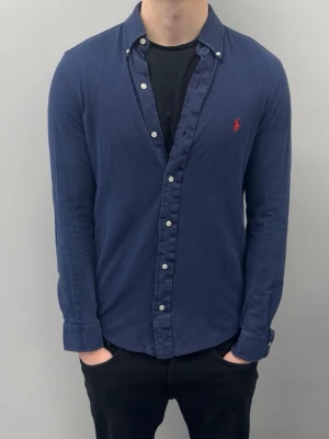 Ralph Lauren skjorta - Storlek M, modellen är 185 cm lång och väger ca 80 kg och den sitter lite tajt | featherweight mesh material så lite finare och bättre passform än vanliga med bomull.