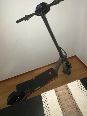 Kukirin g2 aldrig tagits utomhus helt nytt och clean - Säljer en svart elscooter från Kugoo med digital display som visar hastighet och batterinivå. Scootern har robust ram i metall, bred fotplatta och handtag med bra grepp. Detaljer i orange och grått på sidan. Perfekt för smidig transport i stan.