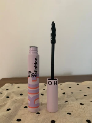 Sminkset från Sephora collection blush+mascara - Säljer ett set med oanvända Sephora collection sminkprodukter. Limited edition colourful powder blush färg Tropical Dawn och  deras Big by Definition mascara färg Ultra black. Endast testade. Nypris 169+179kr, säljer för 150kr.