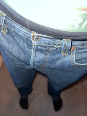 Levis 501 - Levis 501 W30 L32.                      Hör av dig vid minsta fundering. Ganska slim men regular. Köpte men aldrig använda på grund av att jag föredrar slim fit.