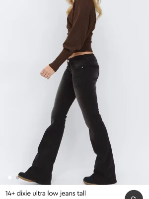 Svarta lågmidjade bootcut jeans gina tricot 14+ tall - Snygga svarta lågmidjade jeans i storlek m tall. Skulle säga att det är mer åt s hållet. Aldrig använda. Har detaljer på fickorna där bak. Skriv om ni vill ha mer bilder eller mått❤️❤️❤️❤️❤️❤️❤️❤️