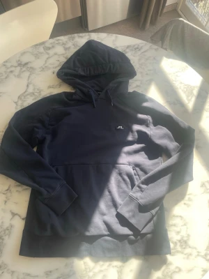 J. Lindeberg hoodie - Tja, säljer nu min J. Lindeberg hoodie då den inte passar mig som den gjort innan!  Priset kan diskuteras vid SNABB AFFÄR!