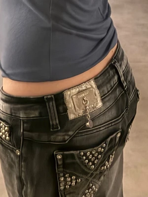Snygga Jeans Med Stenar På Fickor - Snygga jeans köpt på second hand för 500kr. är insydda vid benen för att passa min längd (är 154) men stygnen kan tas ut, då blir dem 10-20 cm längre. jätte stora på mig men har använt som baggy jeans märke: DJ model knappast använd skriv vid intresse eller frågor om mått osv! pris kan diskuteras! OBS köpare står för frakt