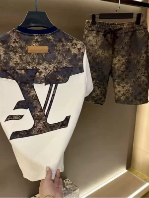 Louis Vuitton set med LV-logga - Snyggt set från Louis Vuitton med t-shirt och shorts. T-shirten har stor LV-logga framtill och mönstrad överdel, finns i både vit och svart variant. Shortsen har samma mönster och dragsko i midjan. Perfekt för dig som gillar exklusiv design och trendiga detaljer.