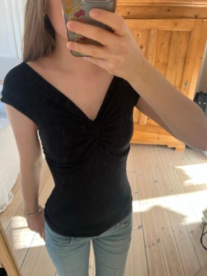 Svart v-ringad topp - Jättesnygg svart topp!! Säljer då jag inte använder. Skriv vid frågor💕