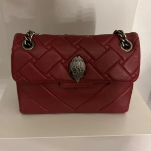 Kurt Geiger Mini Kensington - Röd Kurt Geiger Mini Kensington 🍒väl använd men inga tydliga tecken på slitage ☺️
