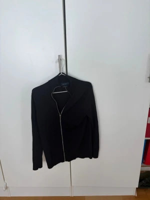 Mörkblå ziptröja  - Mörkblå långärmad ziptröja med stilren design och hög krage. Tröjan har en dragkedja framtill och är tillverkad i mjukt material som passar perfekt för en clean och modern look.