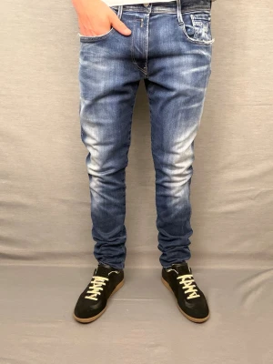 Replay hyperflex - Replay jeans hyperflex! Size w36 L 34. Sitter mer som 34 i bredd!  Längd 110 bredd 46cm. Skick 9/10 inga fel eller skador. Nypris ca 1799kr. Köp gärna med instabox 🤩