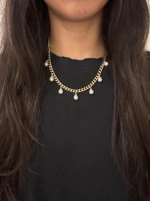 Guldiga 6mm bred halsband med pärlor - Matchande örhängen finns i en separat annons  Finns även i silverfärg   Material: 14k guldplätering på rostfritt stål Märke: Diavansa Bredd: 6mm Längd: 42-50cm Nickelfria och handgjorda.