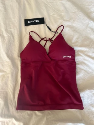 Vision top - Limited edition Winter Berry - Säljer en helt ny topp från Dfyne i Visipn kollektionen i färgen Winter Berry som var en limeted edition. Strl S. Finns ej att köpa på hemsidan. Säljer även matchande flares!
