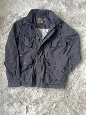 Woolrich Field Jacka - Säljer denna Woolrich Field Jacka i fint skick | Storlek S | Skick 9/10 | Nypris 5000kr | har ingen fordring så passar fint under lite varmare dagar också | Hör gärna av dig vid minsta fråga eller fundering 👍✅