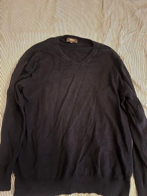 V ringad tröja från Ströms i M - Mörkblå tröja från Ströms i M. Pris 500  kan diskuteras vid snabb affär.
