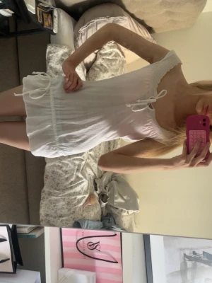 Vit kort sommarklänning med snörning - Söt vit kortklänning med offshoulder perfekt till sommaren 