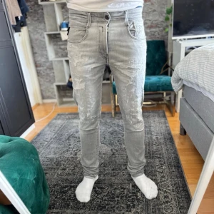 Replay ”aged” jeans - Bra skick, en liten defekt vid skrevet bara men syns knappt. Nypris ca 2000kr. Stretchiga. Storlek W32. Modellen är 185 cm, 80kg. Skriv för mer information!🤝