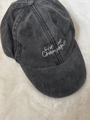 Give me champagne - Keps köpt från cocktailored, nypris 400kr och aldrig snvänd, endast testad. Justeras med spänne bak. 