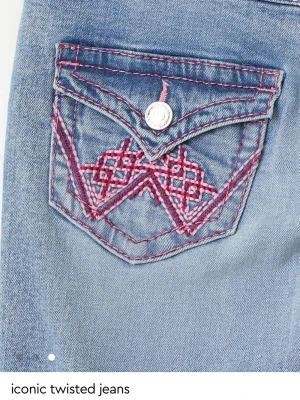 Iconic Twisted Jeans ljusblå 170 - Ljusblå jeans från Gina tricot  i modellen Iconic Twisted Jeans. Jeansen har en unik bakficka med rosa broderi och silverfärgad knapp. Tillverkade i klassisk denim med twistad design och snygga detaljer som sticker ut.