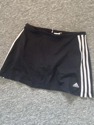 Adidas träningskjol - Adidas träningskjol/tenniskjol med skjorts under. Säljer då den är för stor för mig.